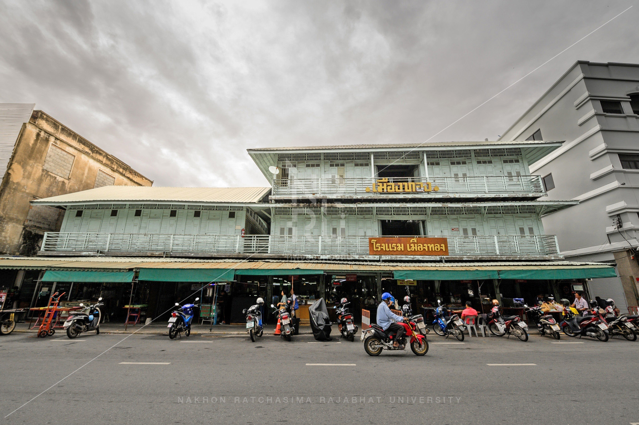 Song Phra Market in Mueang District (1)
