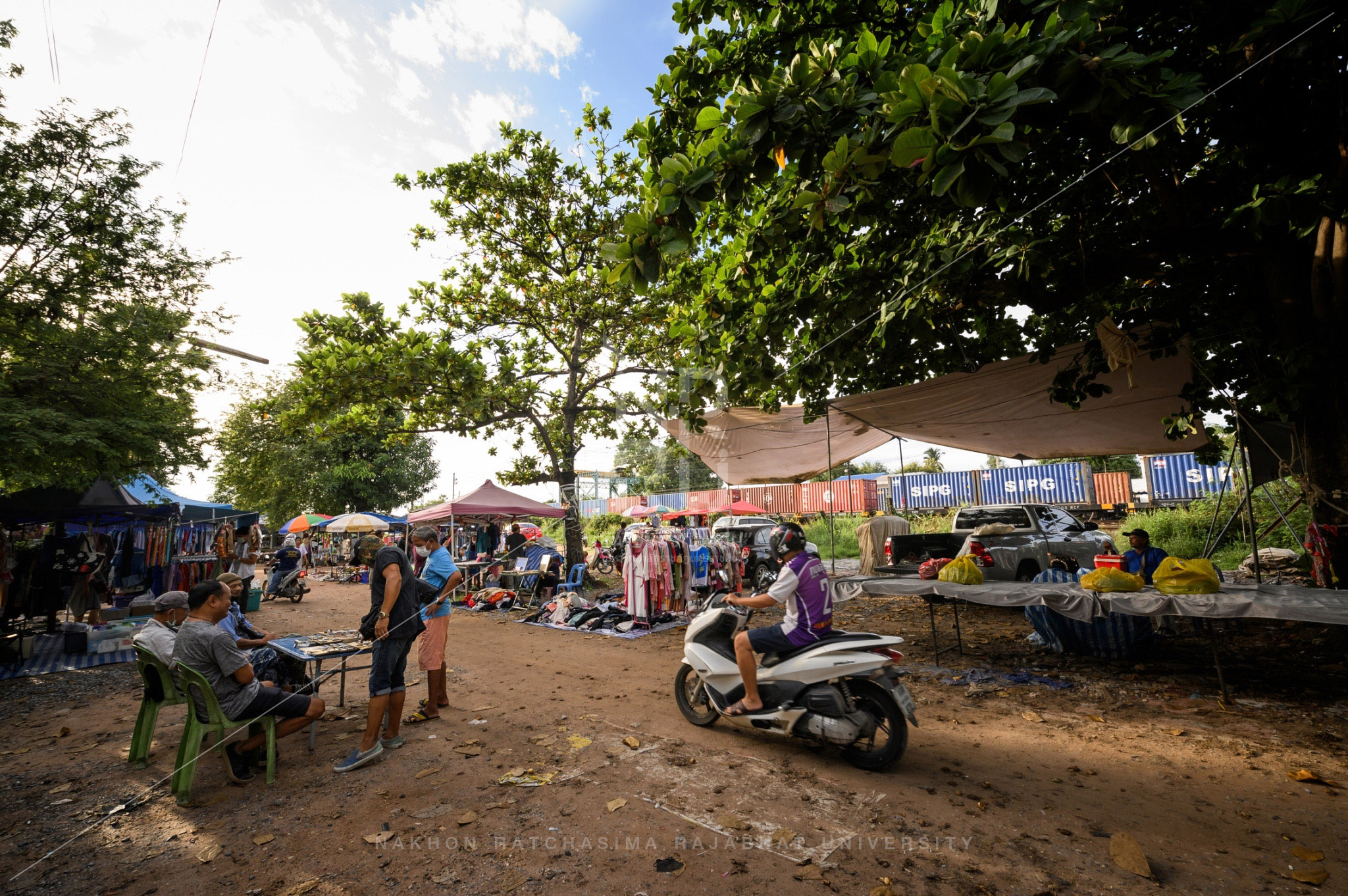 Chira Junction Railway Market in Mueang District (4)