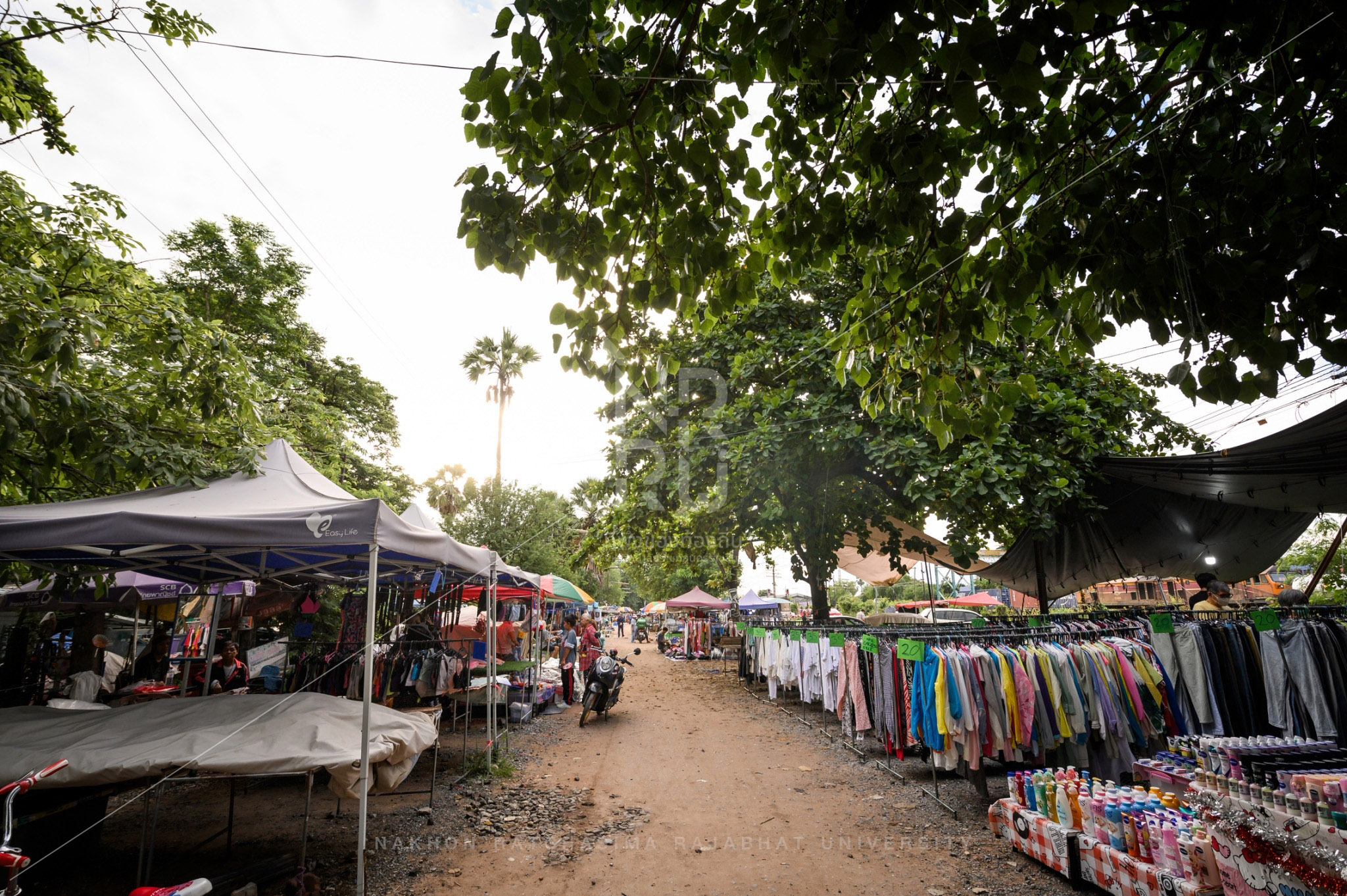 Chira Junction Railway Market in Mueang District (10)