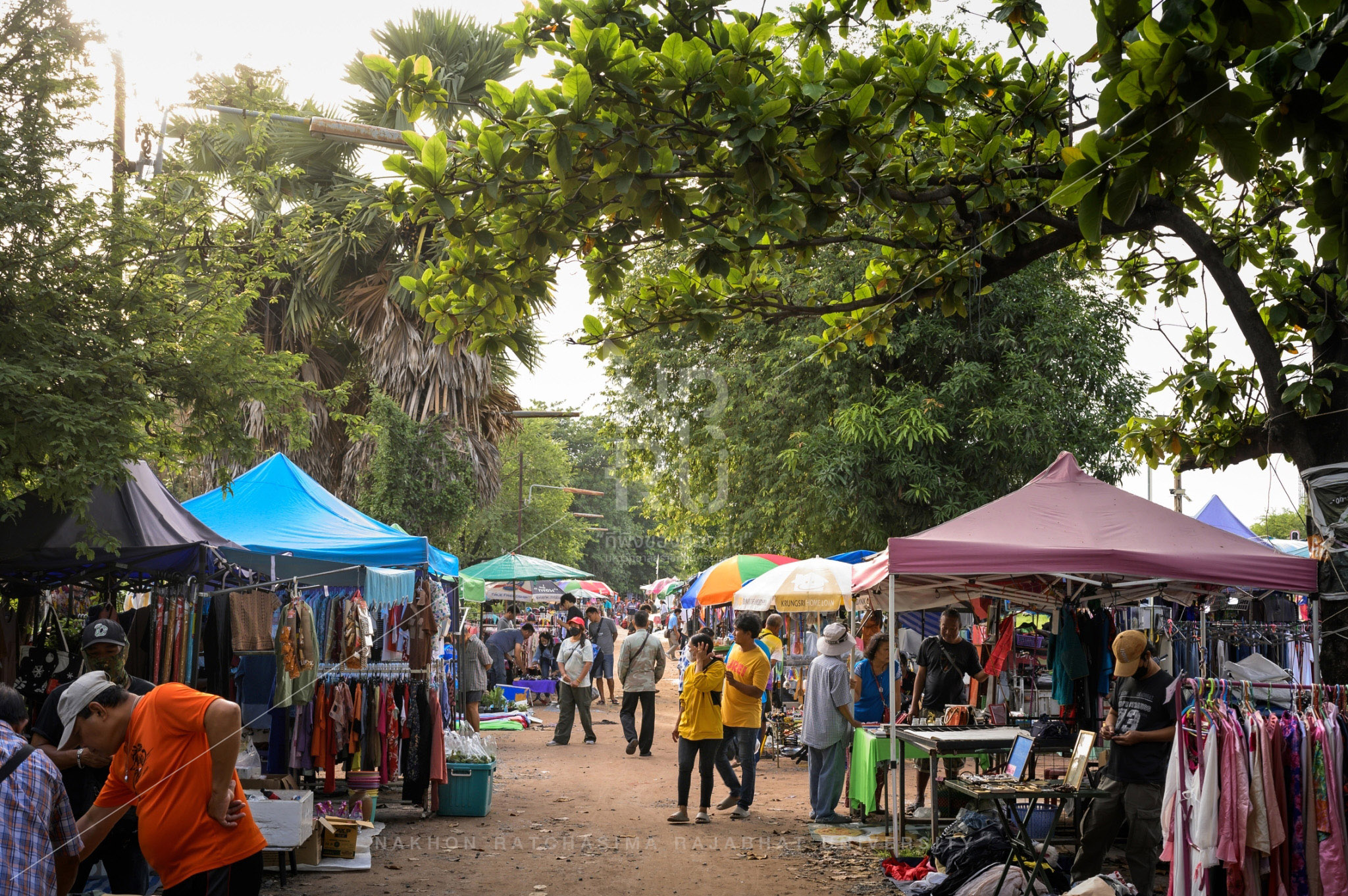 Chira Junction Railway Market in Mueang District (11)