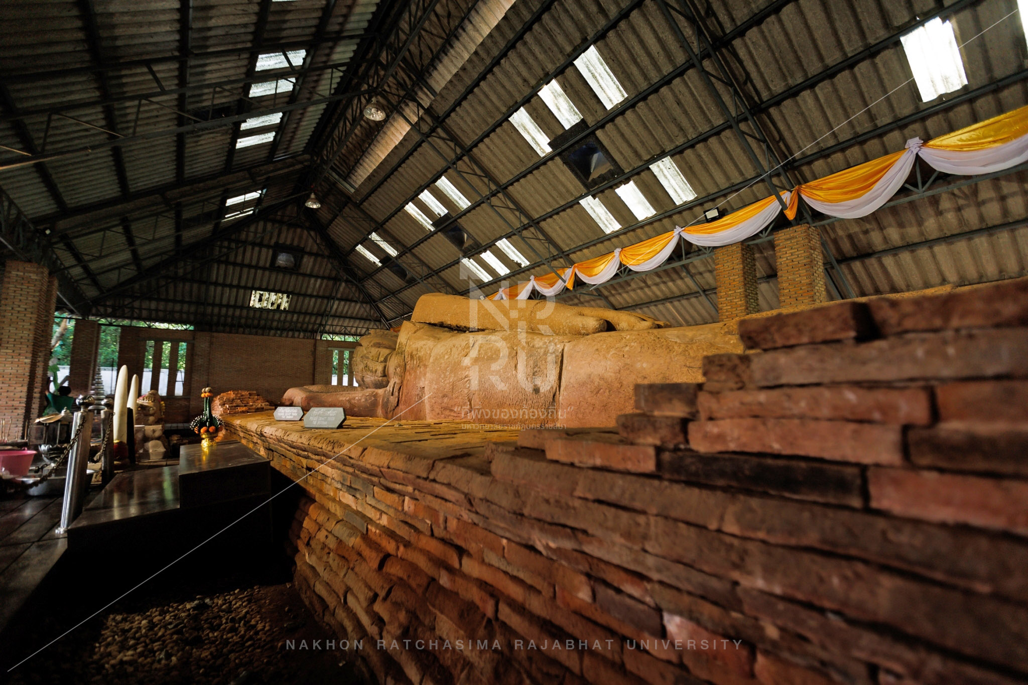 Wat Phra Non Hin Sai in Sung Noen District (5)