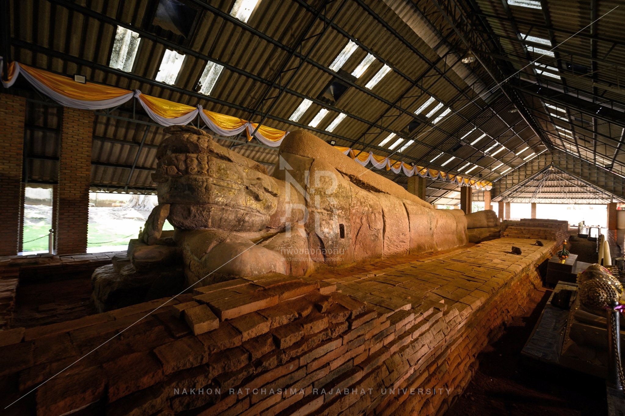 Wat Phra Non Hin Sai in Sung Noen District (2)