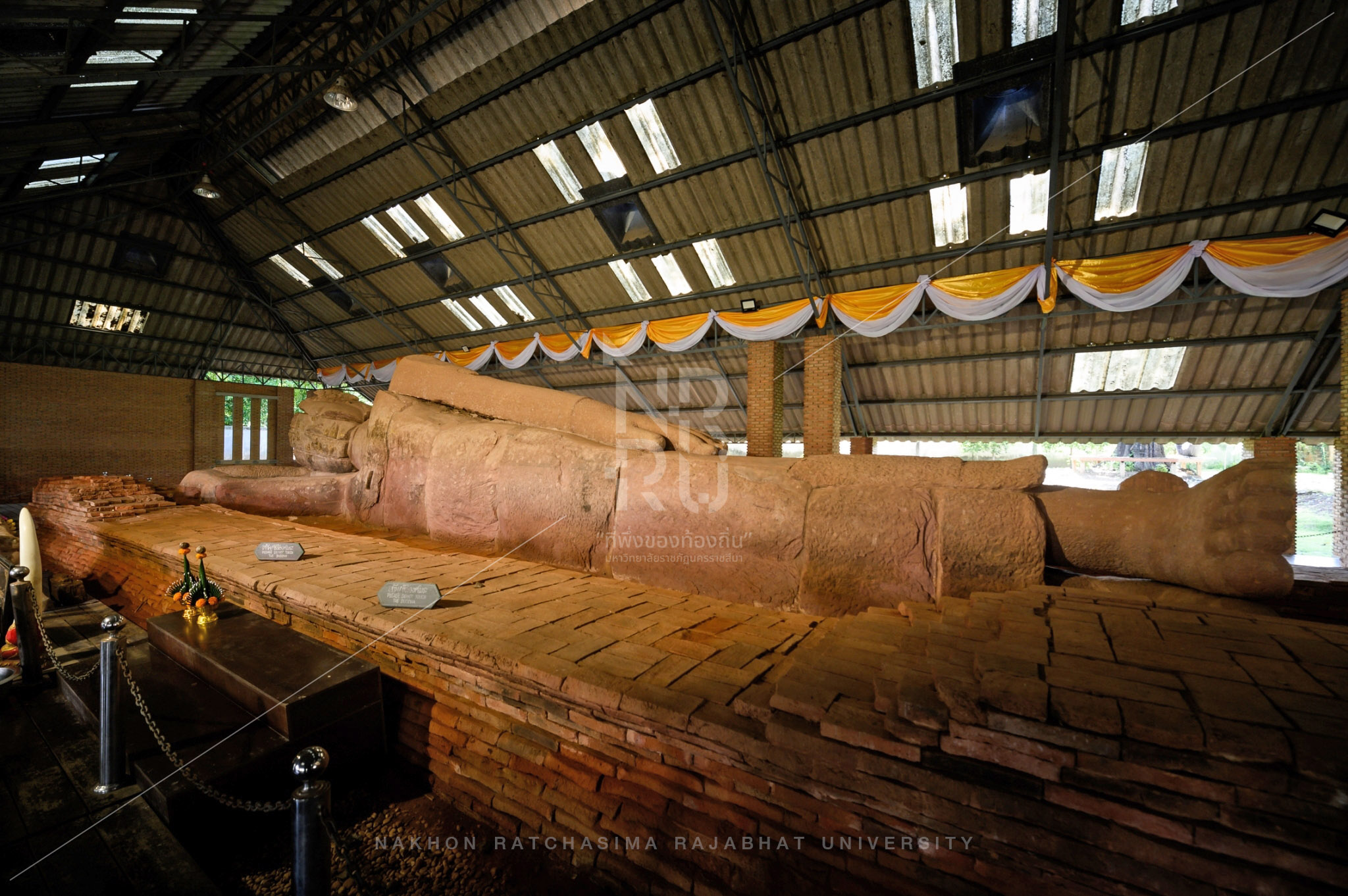 Wat Phra Non Hin Sai in Sung Noen District (3)