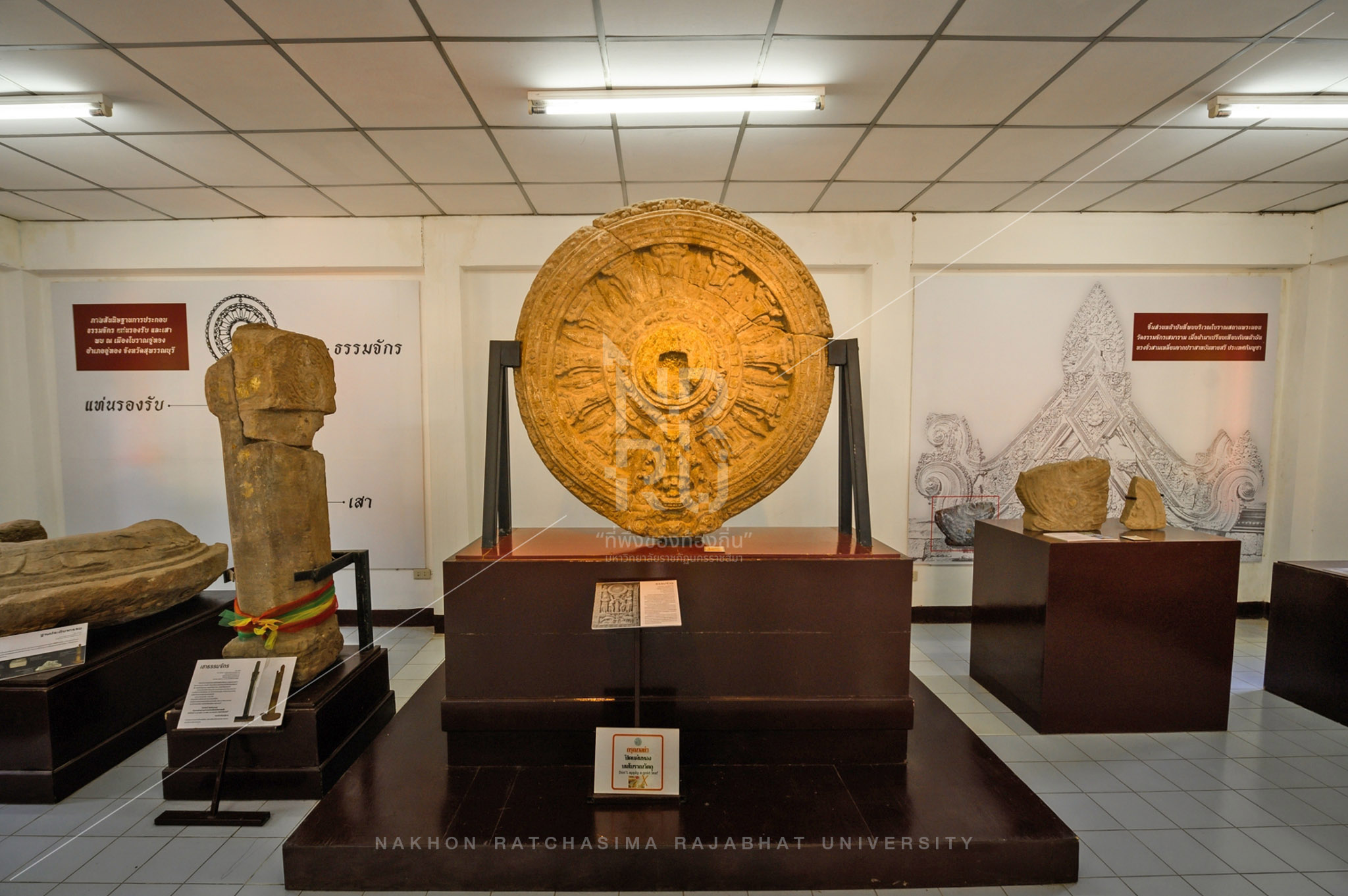 Wat Phra Non Hin Sai in Sung Noen District (4)